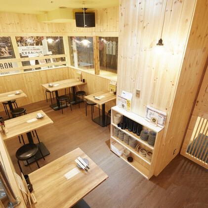 店内は間接照明あふれる和モダン調★カジュアル・モダンテイストの店内が大人気♪まったりもよし、ワイワイ宴会もＯＫ!!会社帰りのご利用から様々な宴会シーンに使える大衆居酒屋は最大80名までご利用いただけます。《海浜幕張 大衆居酒屋》