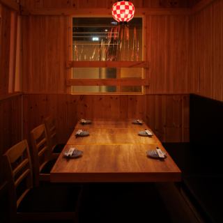 会社宴会や大型宴会・パーティーにピッタリな広々とした席をご用意!柔らかな照明灯る優美な空間が特別なご宴会を演出します♪旬の味覚愉しむ本格料理と銘酒で贅沢なご宴会をお楽しみ下さい