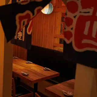 こちらはテーブル席。ゆっくりしたお話をされたいときや、静かにお食事を楽しみたい方など、プライベートなお時間を過ごされたい方にぴったりです。季節の旬食材をふんだんに使用した厳選メニューコースはどれもおすすめ!ぜひご賞味ください