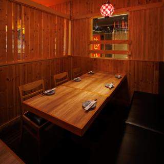 少人数~団体様向けのテーブル席!足を伸ばして寛げるテーブル席となっています。お仕事帰りの宴会、飲み会や女子会、二次会などにぜひご利用ください◎疲れを癒すお時間をお愉しみ下さい♪