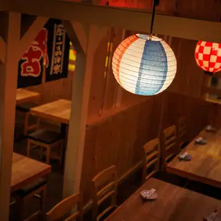 移動可能のテーブル席となっておりますので配置を変えてお客様の人数に合わせてご利用いただけます。席配置のご要望等も承っておりますのでお気軽にお問い合わせください。