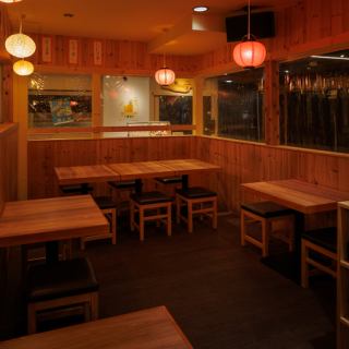 50名様~最大80名様まで収容可能な大座敷席。貸切パーティーで素敵な一夜を過ごしませんか?様々な形式でのご宴会に対応させて頂きます。ご要望がございましたらスタッフ一同で演出のお手伝いをさせて頂きますのでお気軽にお申し出ください