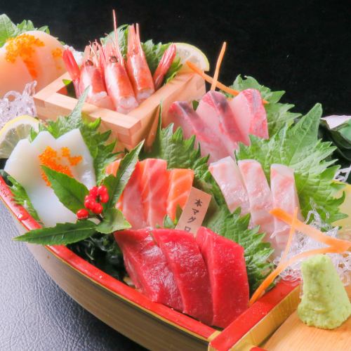 A luxurious boat-shaped platter of carefully selected seafood and chicken!