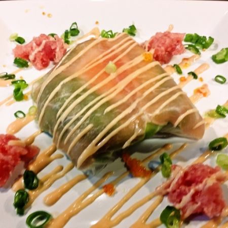 Fresh spring rolls of avocado and prosciutto <with warm egg>