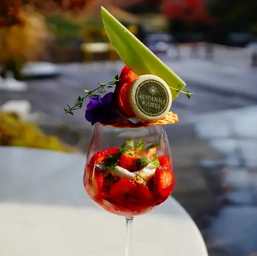 華やかな映えスイーツ♪14:30からのカフェタイムは、見た目も美しいスイーツが主役になります。