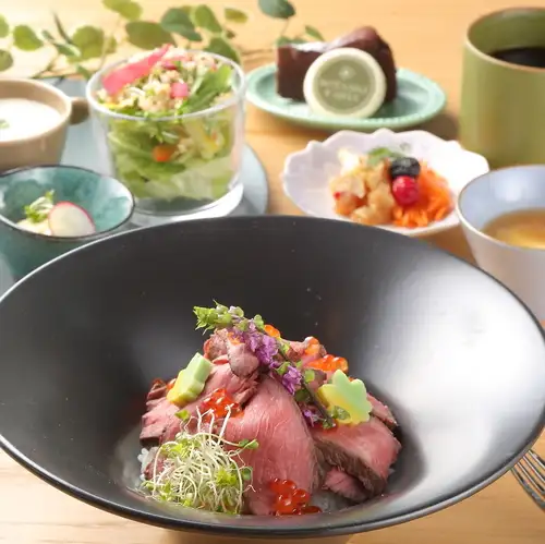 【ディナー：選べるメインディッシュセット】前菜とスープ、デザート、ドリンク！６種のメインから！2800円