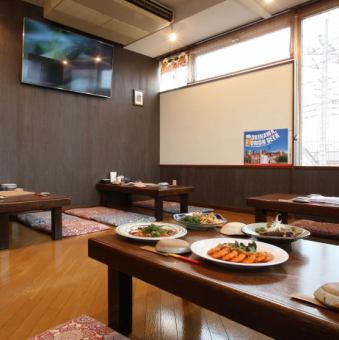 At Ryukyu Sakaba Carnival, we have counter seats where you are welcome to enjoy a drink by yourself!