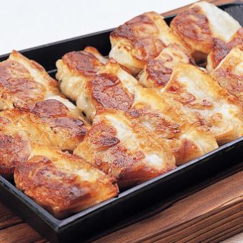 <Popular dumplings> Hakata iron plate bite dumplings (12 pieces)