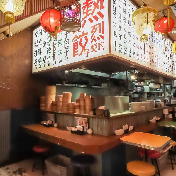 【お一人様～少人数でもお気軽に】店内には最大20名様までご宴会可能なテーブル席から、2名テーブル、カウンター席など様々な人数でご利用いただけるお席を完備。外のお席はペット同伴のお食事も可能です◎お近くにお越しの際はお気軽にお立ち寄りください♪