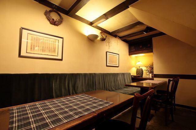 落ち着いた照明で外国のような雰囲気を感じる店内。また、個室も完備しており、4~12名様くらいの飲み会に最適な空間です◎女子会などのご利用にもおすすめ!ゆったりと寛げる空間の中、是非素敵なお時間をお過ごしくださいませ。