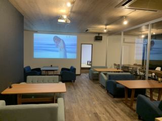 We also support floor charter! Equipped with a projector
