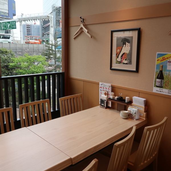 充满日本气息的日式外观。您可以在柜台或宽敞的座位上感受寿司的味道，或与公司同事一起喝酒。