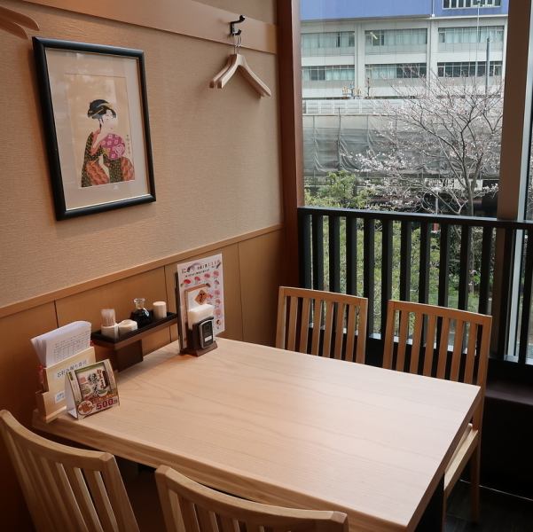 We also have spacious table seats! The size of the restaurant doesn't bother you, so it's perfect for drinking parties and dining.