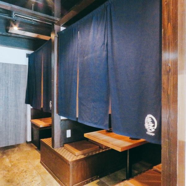 [Table seating like a semi-private room] A table for 2 to 6 people.It has a private atmosphere because it is separated from the aisle by the goodwill of the atmosphere.You can spend your time without worrying about the people around you.