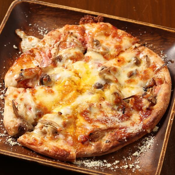 生地から作り上げる贅を尽くしたピザ。写真：ビスマルク（ベーコン、きのこ、玉子のトマトソース）