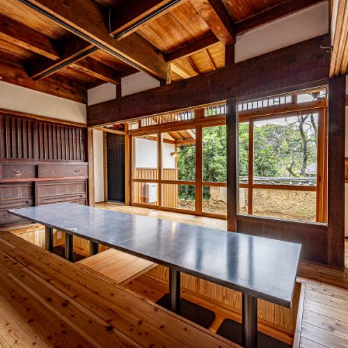 <p>The interior of the store, which is a renovated old folk house, has a calm atmosphere and allows you to spend a relaxing time.The warmth of wood makes dining a wonderful experience.You can spend a relaxing time away from the hustle and bustle of everyday life.</p>