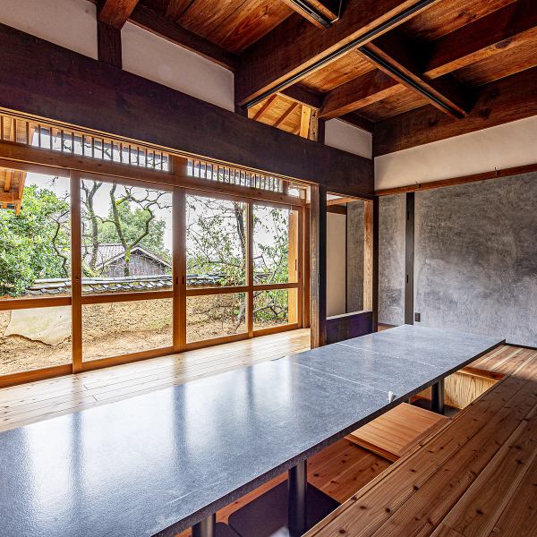 There are 24 seats in the horigotatsu, and we are happy to accommodate banquets and private reservations.