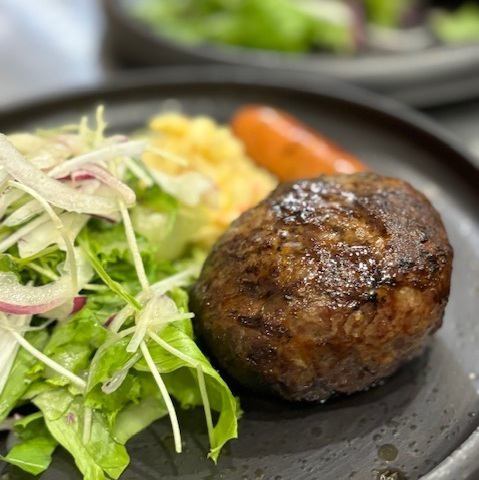 Charcoal-grilled Munakata beef hamburger set meal