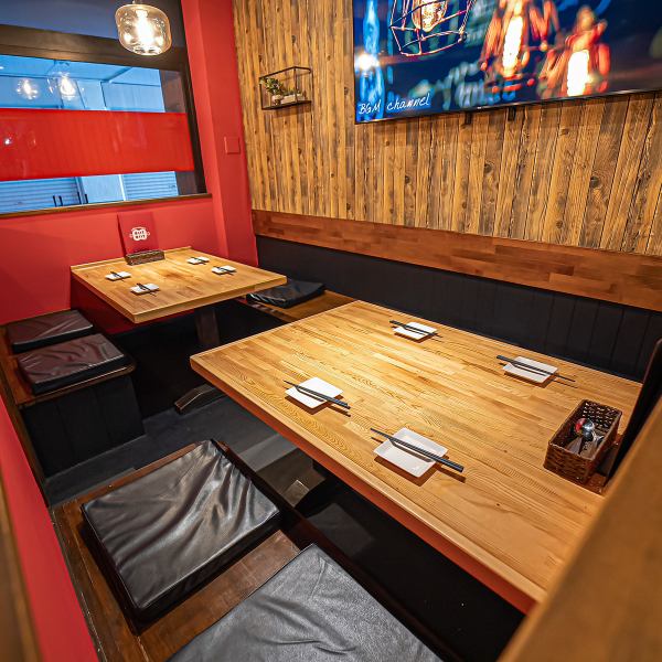 [Table seats with large TV] You can make reservations for up to 8 people with 2 tables for 4 people, making it perfect for small parties of 6 to 8 people.Please enjoy our special cuisine while watching sports.We are looking forward to your visit.