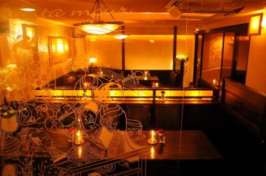 【テーブル席：2～74名様】少人数～中規模宴会まで！雰囲気抜群の店内で宴会を最大74名様まで対応可能な広々とした空間は、会社宴会や同窓会など多様な利用シーンに最適。全席に配置されたオイルランプの灯りが、皆様の特別なお集まりを華やかに演出いたします。本格イタリアンやフレンチを堪能する、素敵な夜をぜひ。