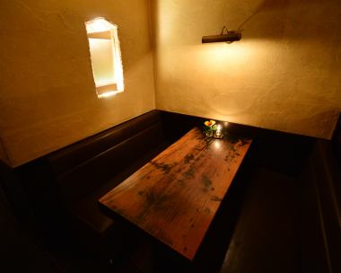【ソファー席：～6名様】個室のようにくつろげる♪のんびりとお食事や会話を満喫3方向を白壁に包まれた、プライベート感あふれるお席。周囲に気兼ねなく会話も楽しめるので、女子会や少人数でのお集まりにぴったり。オイルランプの揺らめく火を眺めながら、和やかなひとときをどうぞ。