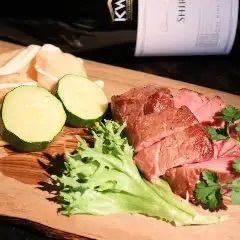 本日の赤身肉 牛キューブロール（低温調理）