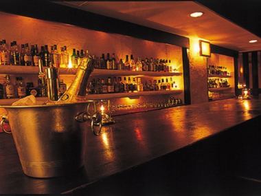 You will be fascinated by the back bar, which is lit up with several hundred types of Western sake.Two people can talk relaxedly, even one person...