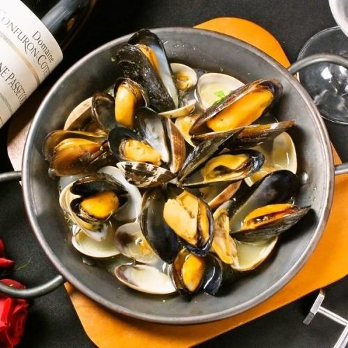 Clams & mussels steamed in white wine