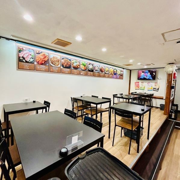 当店は4名様掛けのテーブル席を6つご用意しております！女子会や会社仲間との宴会におすすめです♪韓国料理を楽しみながら、ワイワイと会話が弾みます◎お得な飲み放題を追加すれば、お酒も入ってさらに楽しい時間をお過ごしいただけます。温かみのある雰囲気の中で、本格的な韓国料理をお楽しみください。