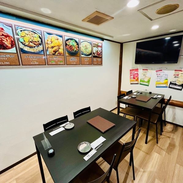2名様掛けのテーブル席を4つご用意。お一人様のお食事やサク飲みにぴったりのお店です♪落ち着いた空間で、こだわりの韓国料理を心ゆくまでお楽しみください◎本格的なサムギョプサルやカンジャンケジャンなど、多彩なメニューがあり迷ってしまうほど。忙しい日常の中で、ほっと一息つける場所です。