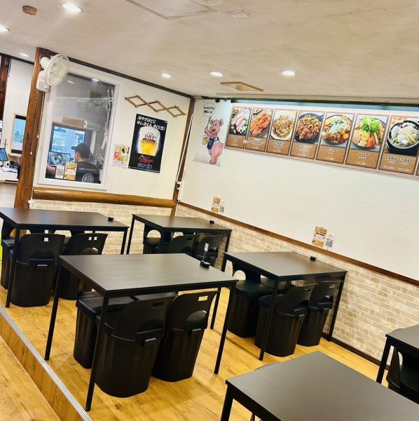 2名様掛けのテーブル席を4つご用意。お一人様のお食事やサク飲みにぴったりのお店です♪落ち着いた空間で、こだわりの韓国料理を心ゆくまでお楽しみください◎本格的なサムギョプサルやカンジャンケジャンなど、多彩なメニューがあり迷ってしまうほど。忙しい日常の中で、ほっと一息つける場所です。