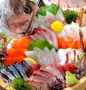 海鲜居酒屋，您可以品尝精心挑选的时令鱼类☆鱼类菜肴和美味的清酒♪