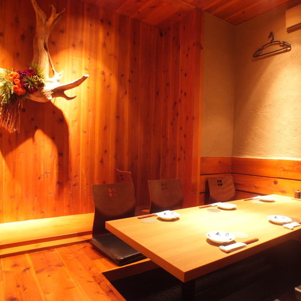 ホッと落着く和個室で、産地直送の新鮮魚介と日本酒を楽しめます