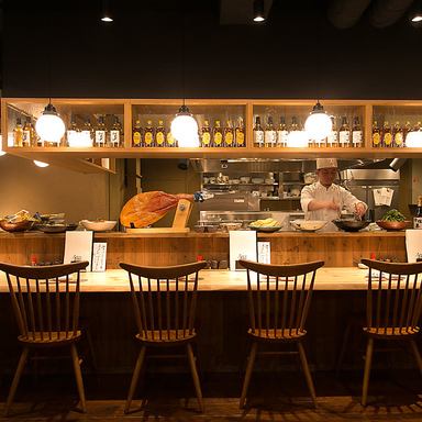 The counter where the Obanzai dishes are lined up is an open kitchen, giving a real feeling.