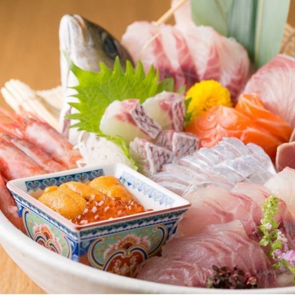 [A large catch of fresh seasonal fish!] The sashimi platter is very popular with a plump texture and a melt-in-the-mouth texture!