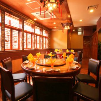 圓桌是在二樓的私人房間內設置的，非常適合宴會！圓盤圍繞著菜餚是中餐廳的真正樂趣◎玩得開心。