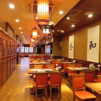 The warmth of wood and Chinese design create a immersive space.The second floor is a spacious dining area that can accommodate up to 300 people.