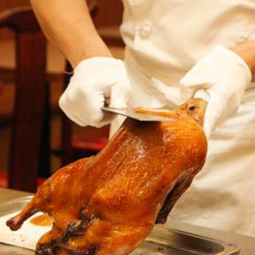 “北京烤鸭”在专用窑炉中烘烤