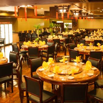 나무의 온기와 중국의 디자인이 현장감 넘치는 공간.2F 플로어는 최대 300 명까지 이용할 수있는 넓은 식당입니다.