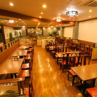 We welcome large groups! We offer spacious spaces that can accommodate up to 280 people in private rooms, or up to 300 people if rented exclusively for the venue.