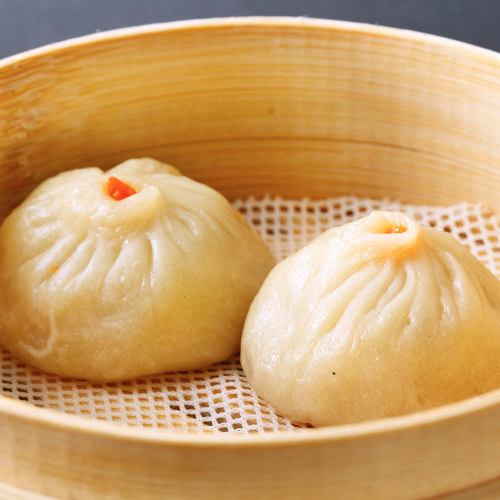 [Cantonese] 4 pieces of xiaolongbao with crab roe / 2 pieces of steamed dumplings with golden chives and scallops / 6 pieces of pan-fried dumplings each