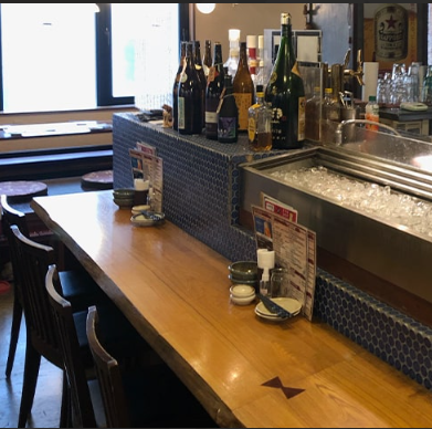 木の温もりを感じるカウンター席♪お一人様や仕事帰りのサク飲み、デートなど様々なシーンでご利用いただけます！当店では、店内アルコール消毒 店内の換気 店内に消毒などの対策を行っております。安心してお食事をご堪能ください。