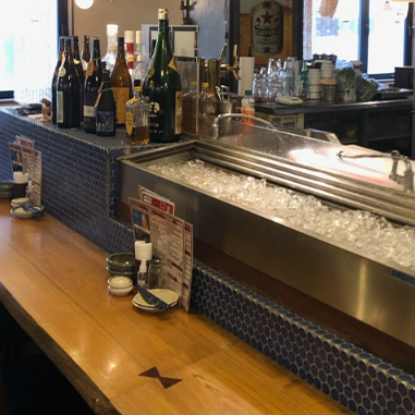 落ち着いた雰囲気のテーブル席は少人数での飲み会や女子会など多彩なシーンに合わせてご利用頂けます。お気軽にご来店ください。ドリンクメニューや料理メニューも豊富にご用意してます！各種宴会におすすめのコース料理もご用意あり◎