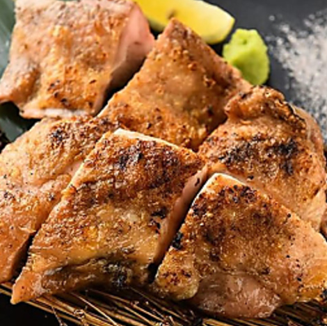 国産の鶏モモを炭火で焼き上げ、わらの香りを皮につけて完成です