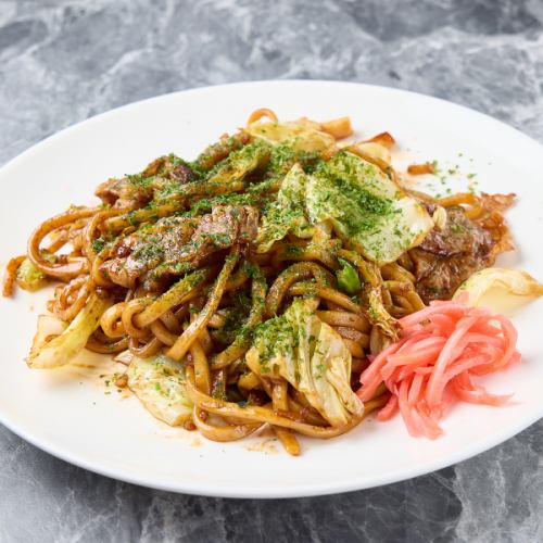【ソースの香りが食欲をそそる】うまみたっぷりの焼きそばは〆にもおすすめ◎どこか懐かしい味わいです