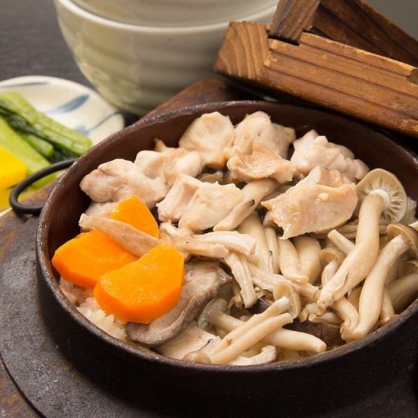 【기간 한정 가격 ★】 빗자루의 "닭 솥밥"850 엔 → 590 엔에!! 국물의 향기와 닭의 맛을 최대한 즐길 수있는 일품.