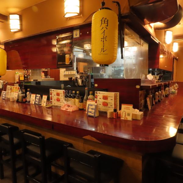 落ち着いた雰囲気のカウンターは16席ご用意。お一人様でも気軽に立ち寄れる空間で、ゆったりとお酒や料理を楽しめます。仕事帰りやちょっとした一杯にも最適で、居心地の良い時間を過ごせる特等席です。皆様のご来店をお待ちしています！