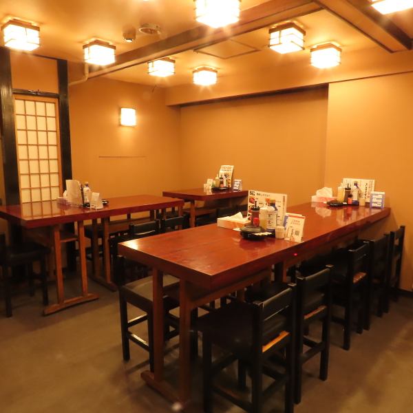 テーブル席はゆったりとした配置で、仲間や家族との食事にぴったり。落ち着いた照明と木の温もりを感じる空間で、会話を楽しみながら料理やお酒を堪能できます。グループでの利用はもちろん、宴会や飲み会にもぴったりです。居心地の良さを追求した空間で、思い出に残る楽しいひとときをお過ごしください♪