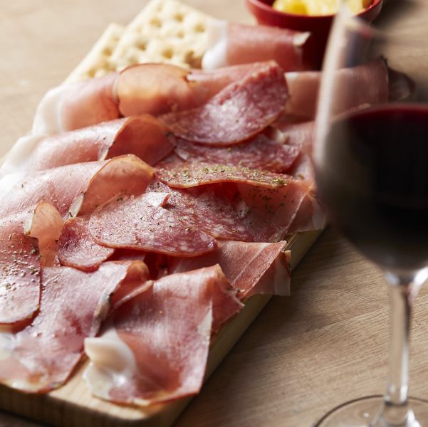 Speaking of PORTA, this is a plate full of prosciutto and salami ♪