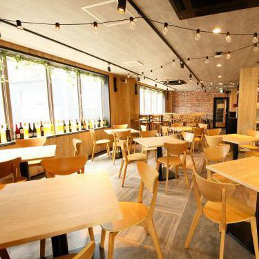 A casual interior with a wood-like interior ♪ Perfect for an adult girls' night out or date ♪